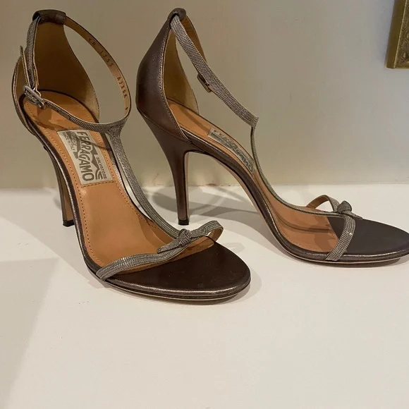 Salvatore Ferragamo Bilis elegant metallic highheel t-strap sandals size 8 italy